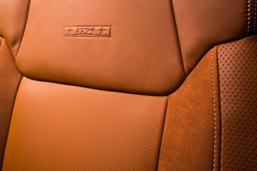 Детали интерьера Toyota Tundra 1794 Edition 2013 года  (фото 10 из 40)